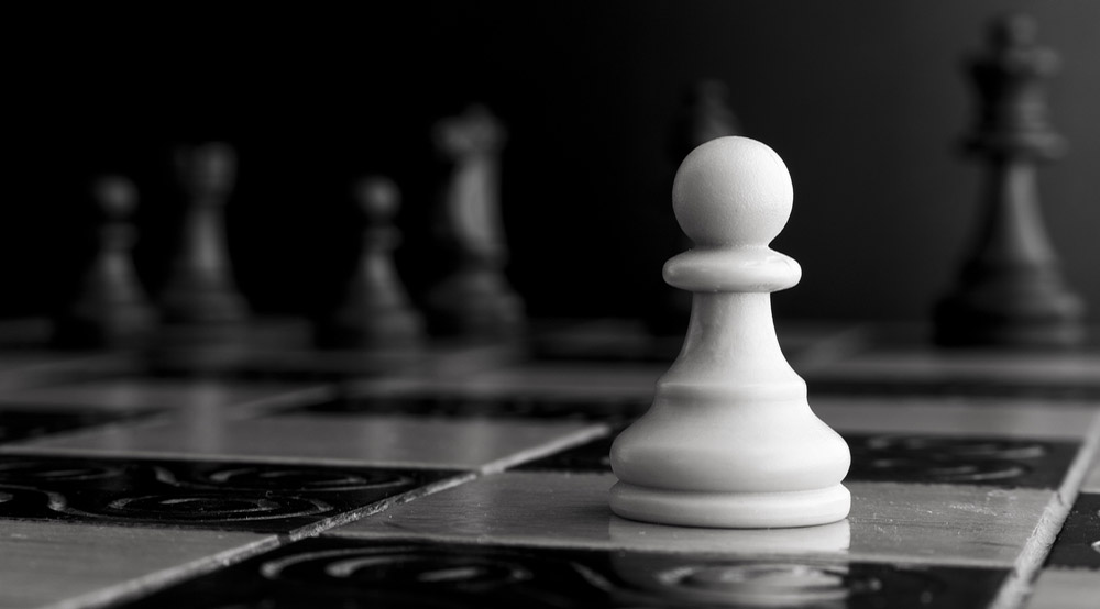 O que significa White is down two pawns and a knight. (about