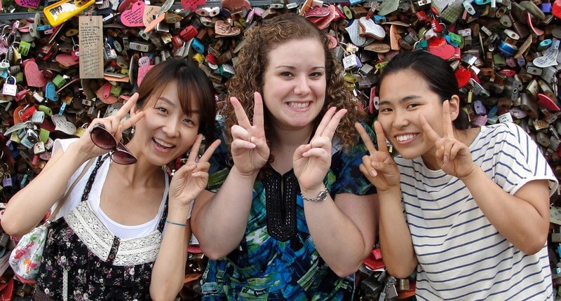 Flashing a peace sign in selfies could lead to identity theft, scientists warn